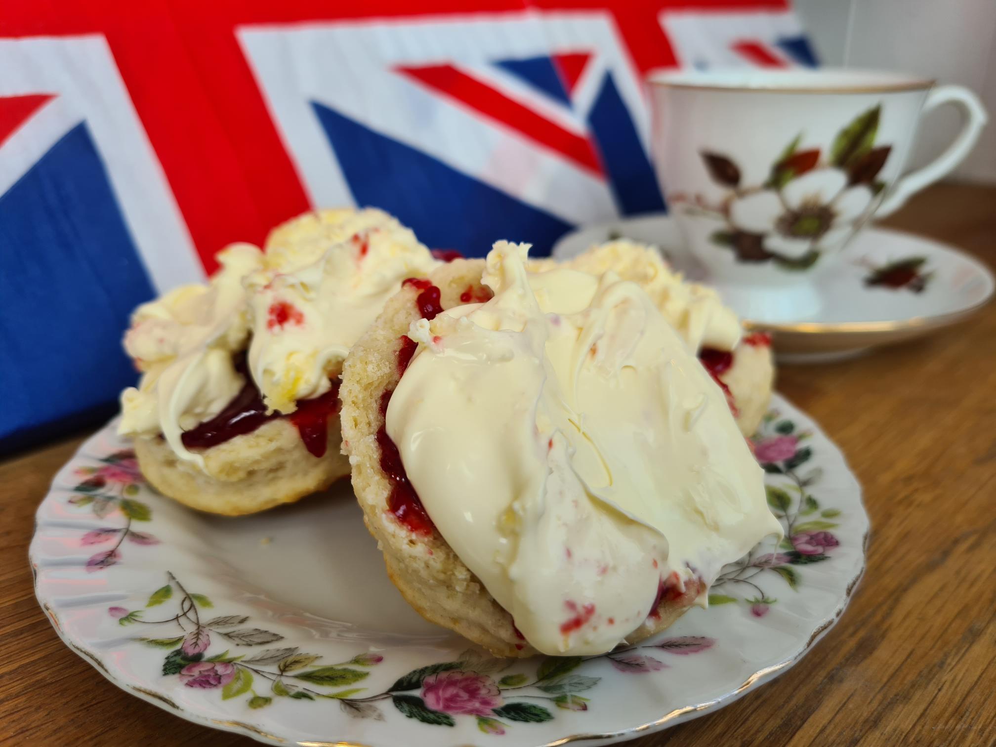 Cream or jam first?
